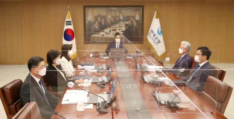 이주열 한국은행 총재가 26일 오전 서울 중구 한국은행에서 열린 금융통화위원회 본회의에서 회의를 주재하고 있다. 왼쪽 편 두번째가 서영경 금통위원. / 사진제공= 한국은행(2021.08.26)