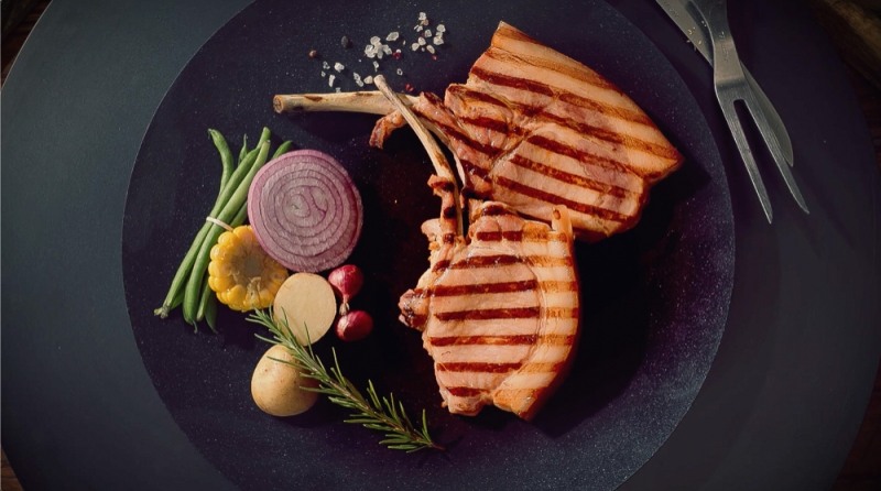 GS리테일이 ‘직화초벌 돈마호크 스테이크’를 판매한다./사진제공=GS리테일