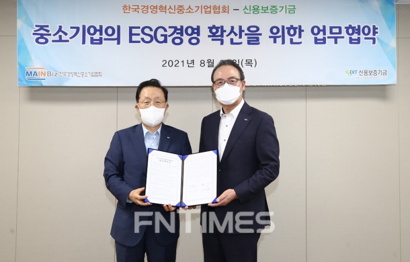윤대희 신용보증기금 이사장(왼쪽)과 석용찬 메인비즈협회 회장이 26일 서울 마포구에 있는 프론트원(Front1)에서 한국경영혁신중소기업협회(메인비즈협회)와 ‘중소기업의 ESG(환경‧사회‧지배구조)경영 확산을 위한 업무협약’을 체결한 뒤 기념촬영하고 있다./사진=신용보증기금