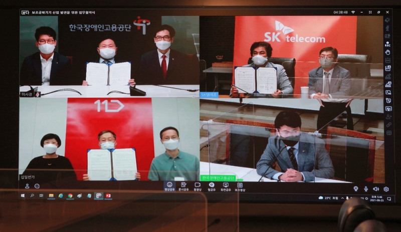 (화면 오른쪽 위 1/4 화면부터 시계 반대방향으로) 유웅환 SK텔레콤 ESG혁신그룹장, 조향현 한국장애인고용공단 이사장, 이상호 11번가 대표가 ICT 기반 장애인 근무환경 개선을 위한 업무협약을 체결했다. 사진=SK텔레콤