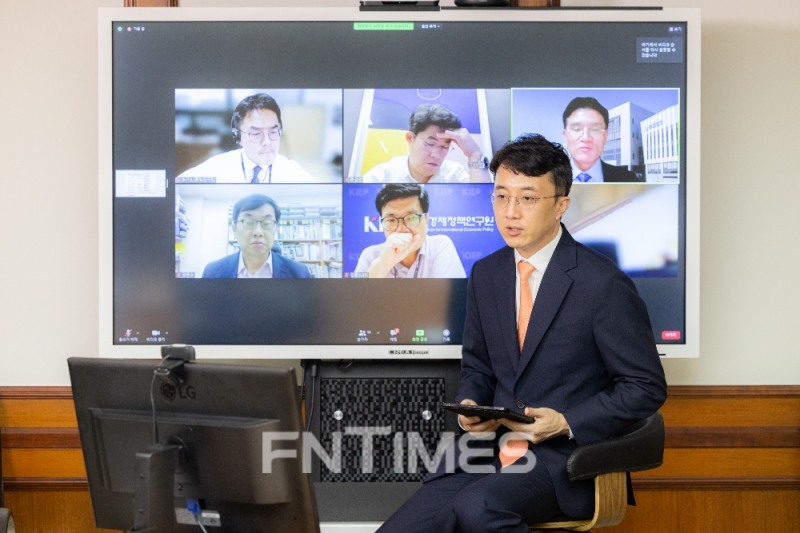 강우철 한국수출입은행 책임연구위원이 지난 27일 오후 수출입은행과 통일연구원 주최로 열린 '북한 개발협력을 위한 국제사회 협력방안과 기금의 역할' 온라인 컨퍼런스에서 토론에 참여하고 있다./사진=한국수출입은행