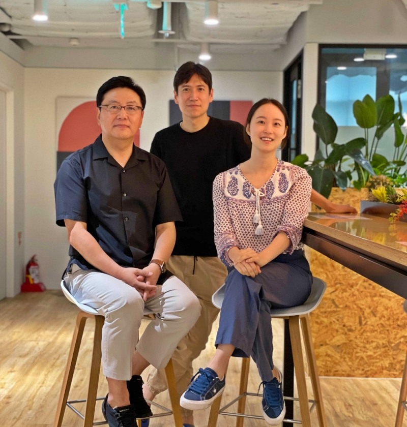 핀다의 기술전략 자문위원으로 선임으로 선임된 최성호 커넥트인베스트먼트 대표(왼쪽)와 박홍민 핀다 공동대표(가운데), 이혜민 핀다 공동대표(오른쪽)가 함께 사진을 촬영하고 있다. /사진=핀다