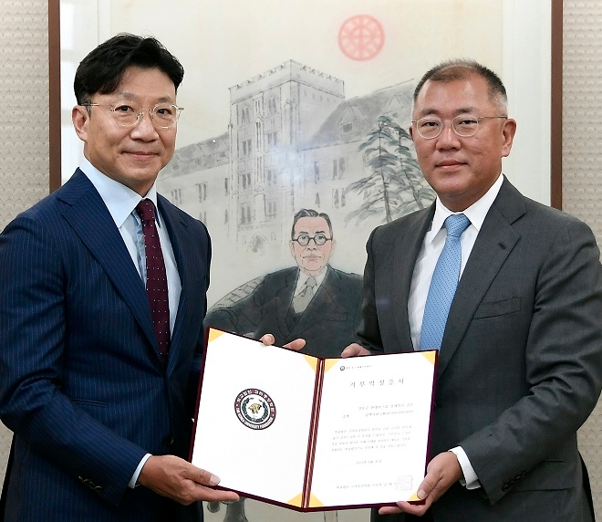 김재호 고려중앙학원 이사장(왼쪽)과 정의선 현대차그룹 회장이 기부금 약정을 맺고 기념 촬영을 하고 있다. 제공=현대차그룹.