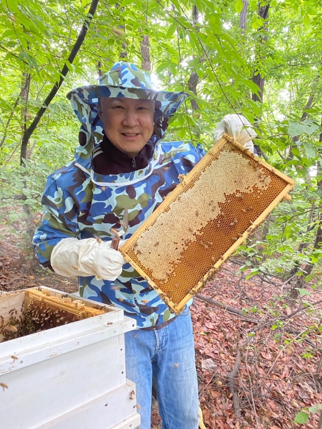 구자은 LS엠트론 회장이 최근 도시 양봉을 통한 ‘꿀벌 살리기 운동’에 동참했다. 사진=LS그룹.