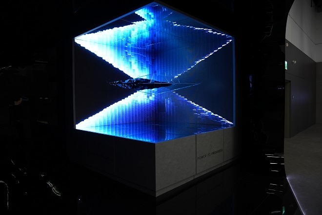 파워 투 프로그레스(Power to progress), 디스플레이 화면 영상과 거울을 이용해 무한의 공간을 설정해 미래를 그려 나가겠다는 메세지를 담았다. 제공=기아.