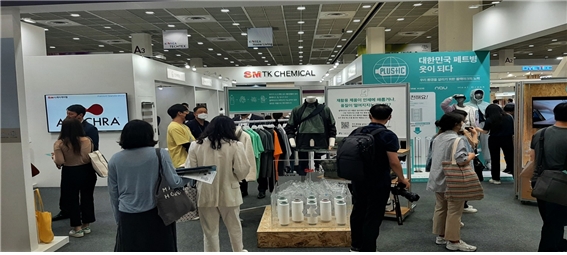SM티케이케미칼 전시 부스를 찾은 국내외 바이어와 방문객들이 제품 설명을 듣고 있다. / 사진제공=SM티케이케미칼