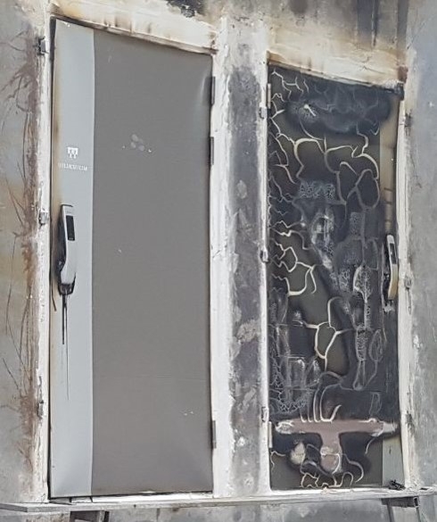 DL이앤씨가 개발한 공동주택 방화문(왼쪽)이 기존의 방화문 보다 방화 실험에서 더 뛰어난 성능을 보여주고 있다. / 사진제공=DL이앤씨