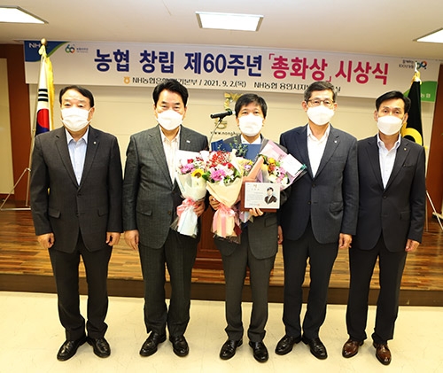 ▲사진 오른쪽부터 구성농협 최진흥 조합장, 김길수 농협은행 경기영업본부장, 이의도 농협 용인시지부장, 백군기 용인시장. 이기열 모현농협 조합장.