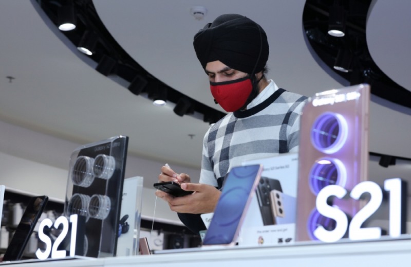인도 구루그람의 앰비언스 몰(Ambience Mall) 내에 위치한 삼성체험매장에서 현지 소비자들이 '갤럭시 S21'을 체험하고 있는 모습. 사진=삼성전자