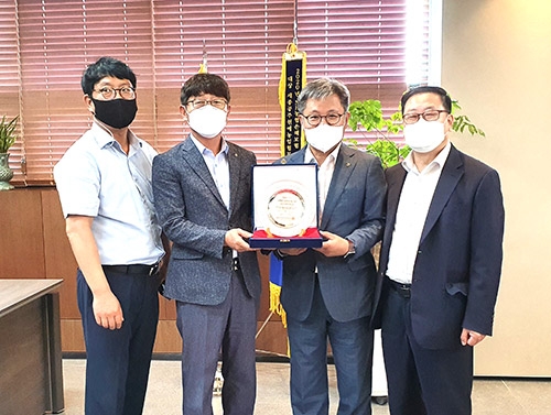 ▲ 길정섭 충남세종농협 본부장(왼쪽 세번째)이 박승문 세종공주원예농협 조합장(왼쪽 두번째)에게 부패방지경영시스템 ISO 37001 인증패를 전달하고 있다.