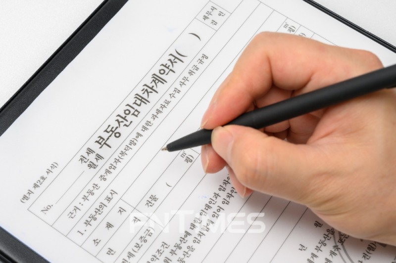 금융당국이 가계대출이 늘어나는 현 상황을 막고자 주택담보대출과 신용대출 억제에 이어 전세대출까지 규제하려는 것 아니냐는 우려 섞인 목소리가 나온다./사진=이미지투데이