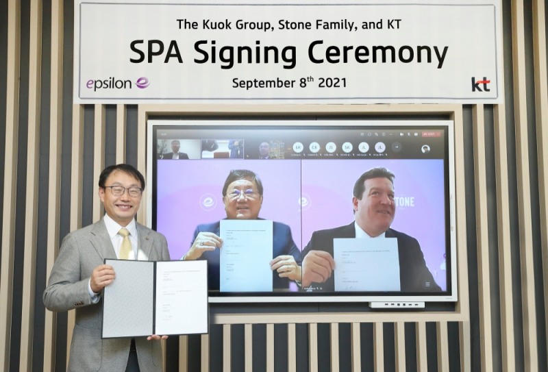 구현모 KT 대표(사진 왼쪽)와 쿠옥그룹 이안 쿠옥 회장(가운데), 스톤패밀리 앤드류 조나단 스톤 매니징 파트너(오른쪽)가 엡실론 SPA를 체결했다. 사진=KT