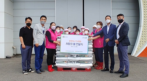 ▲ 농협인천옹진군지부 지부장 손승기(오른쪽에서 두번째), 인천옹진농협 조합장 박창준(왼쪽에서 두번째)