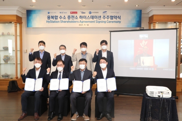 ▲(첫째 줄 왼쪽부터) 현대차 오재혁 상무, 한국산업은행 정병철 본부장, 현대차증권 김태산 실장, NH아문디자산운용 김우식 본부장 (둘째 줄 왼쪽부터) 삼성물산 김응선 전무, 한국가스공사 이승 부사장, 현대로템 김득호 상무, 한강에셋자산운용 방희석 대표./ 사진=현대차증권