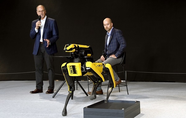 (왼쪽부터)보스턴다이내믹스 로버트 플레이터 CEO, 애론 사운더스 CTO가 4족보행 로봇 '스팟'을 시연하고 있다. 사진=현대차그룹.