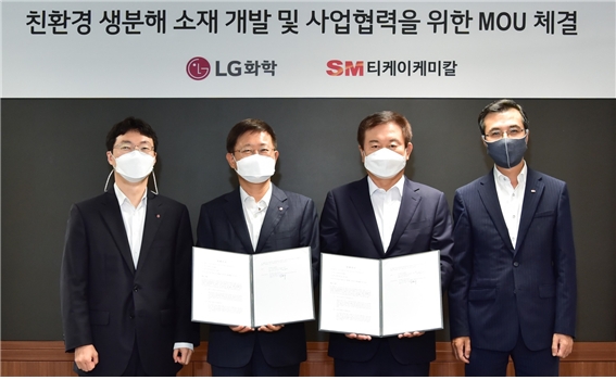 김병기 SM티케이케미칼 대표(가운데 오른쪽)와 노국래 LG화학 본부장(가운데 왼쪽)이 친환경 소재개발을 위한 MOU를 체결하고 기념촬영 하고 있다. / 사진제공=SM티케이케미칼