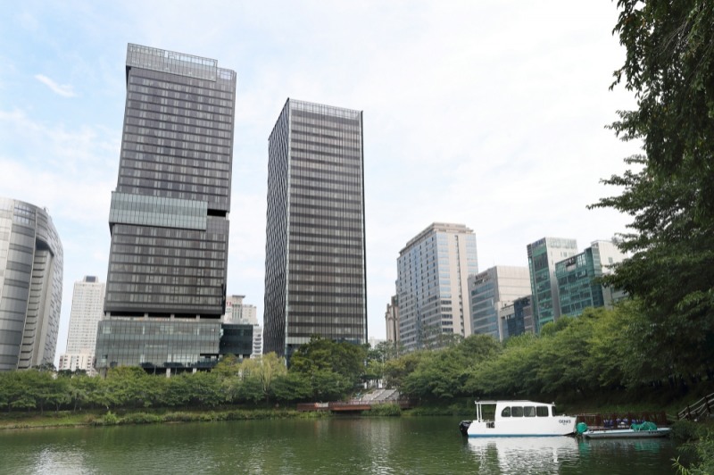 KT송파빌딩. 우측 오피스동에 KT 사옥 공간이 마련되며, 좌측 호텔동에는 프랑스 럭셔리 호텔체인 소피텔이 오픈한다.사진=KT