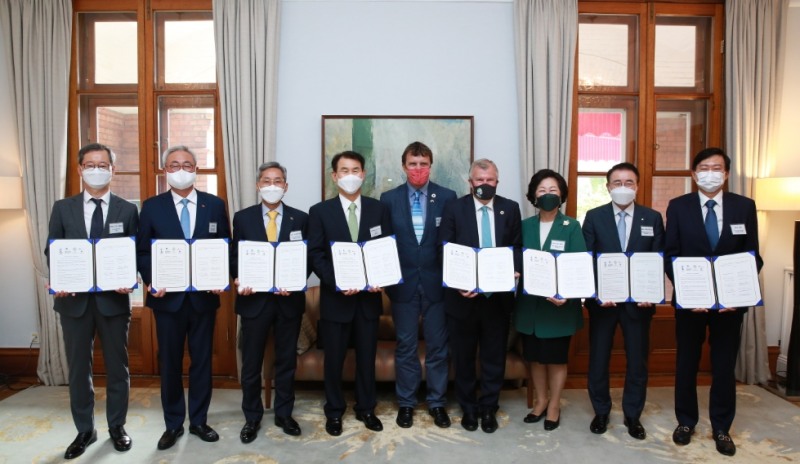 정은보 금융감독원장(왼쪽 네 번째)은 13일 산관학 협력 국제 기후리스크 관리모형 개발을 위한 업무협약 체결 행사에 참석했다. /사진=금감원
