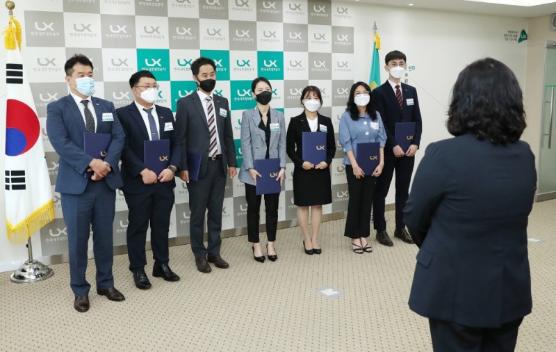 오애리 LX공사 경영지원본부장이 지난달 17일 교수직, 전문경력직에 임용식에서 임용장 수여 후 격려를 하고 있다. /사진제공=LX공사