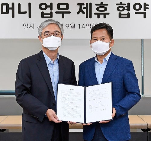 김태극 티머니 대표이사 사장(왼쪽)과 김상대 기아 기업전략실장 전무.