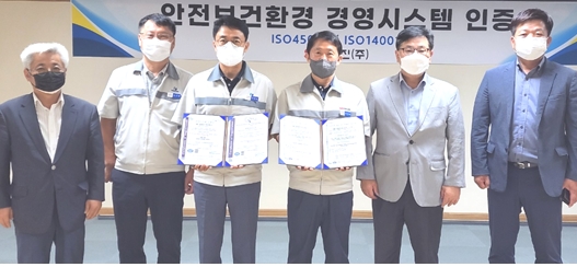 이강래 SM화진 대표(가운데 우측)와 송형록 EQ인증원 심사팀장(우측 2번째)이 관계자들과 인증식 후 기념촬영을 하고 있다. / 사진제공=SM화진