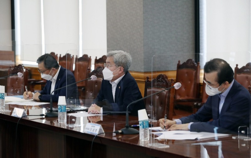 고승범 금융위원장이 16일 서울 중구 은행연합회 뱅커스클럽에서 김광수 은행연합회장, 정희수 생명보험협회장, 정지원 손해보험협회장, 김주현 여신전문금융협회장, 박재식 저축은행중앙회장, 최성일 금감원 중소서민금융 부문 부원장과 가계부채 관리, 디지털 금융혁신을 위한 규제체계 등 금융산업 현안 관련 금융권 간담회를 진행했다./사진=금융위원회
