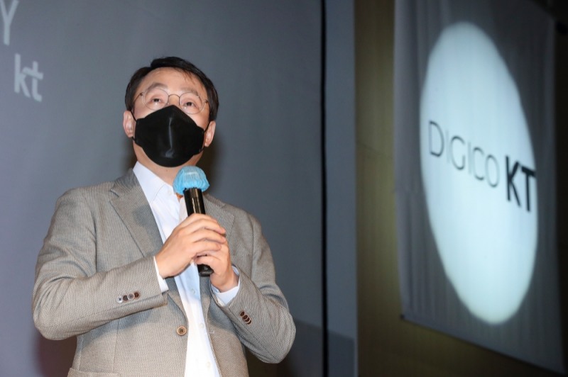 구현모 KT 대표가 지난 3월 열린 기자간담회에서 2021년 디지코 로드맵의 핵심으로 KT그룹 미디어 콘텐츠 사업 전략을 발표하고 있다. 사진=KT