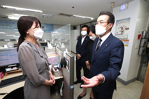 이성희 농협중앙회장, 추석 앞두고 고객·농업인 행복콜센터 직원 격려