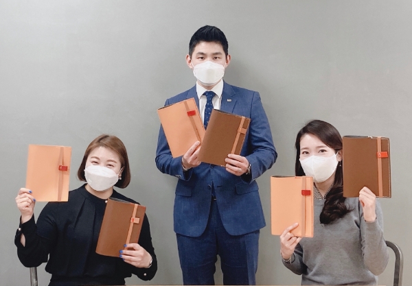 미래에셋생명이 위기 가정 아동을 지원하기 위해 북커버를 전달했다./사진= 미래에셋생명