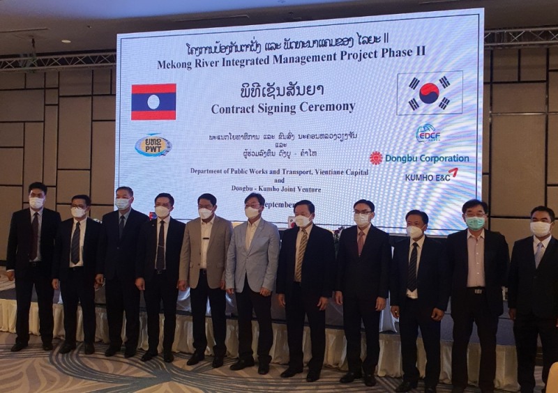동부건설이 지난 17일 라오스 비엔티안공공사업교통국에서 발주한 라오스 메콩강변 종합관리사업 2차 도급계약을 체결한 후 계약식을 가졌다. / 사진제공=동부건설