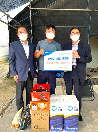 ▲ 농협자산관리회사 인천지사 지사장 박인호(왼쪽 첫 번째)