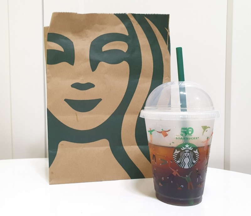 스타벅스 리유저블 컵 데이에 음료를 구매하고 컵을 받았다./사진제공=한국금융신문