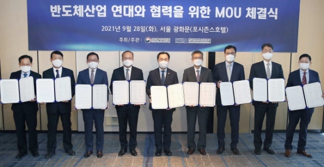 왼쪽부터 김영삼 전자기술연구원장, 정칠희 네패스 회장, 이현덕 원익IPS 대표, 이석희 SK하이닉스 대표, 문승욱 산업통상자원부 장관, 이정배 삼성전자 사장, 최창식 DB하이텍 대표, 이준혁 동진케미켐 대표, 김동천 실리콘마이터스 대표. 사진=산업통상자원부