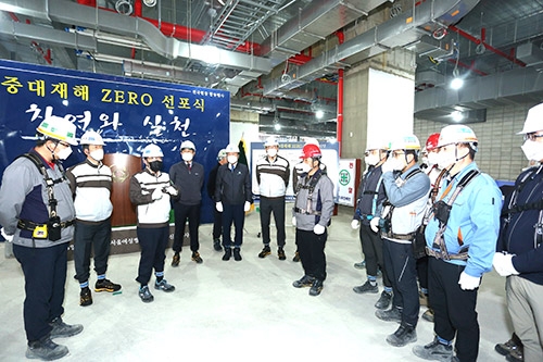 ▲ 최광호 한화건설 부회장(좌측 3번째)이 지난 5월 중대재해 ZERO 선포식에 참석해 임직원 및 협력사 직원들을 격려하고 있다. 사진제공 = 한화건설
