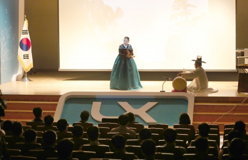 LX공사가 10월5일 전주 본사에서 ‘2021 청렴 라이브’를 개최한 가운데 임원진과 3급 이상 관리자 50여 명이 청렴을 소재로 한 판소리 ‘별주부전’을 감상하고 있다. /사진제공=LX공사