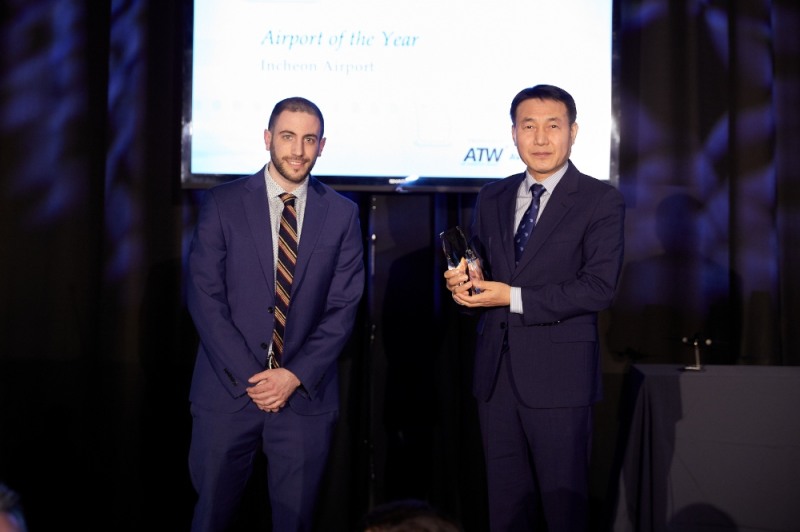 현지시각 5일 저녁 미국 보스턴 ‘리비어 호텔’에서 글로벌 항공 전문잡지 ‘에어 트랜스포트 월드’ 주최로 열린 제47회 ATW 항공사 시상식에서 김필연 인천국제공항공사 부사장(오른쪽)이 ‘올해의 공항상’을 수상한 후 ATW 벤 골드스타인 편집장과 기념촬영을 하고 있다. /사진제공=인천국제공항공사