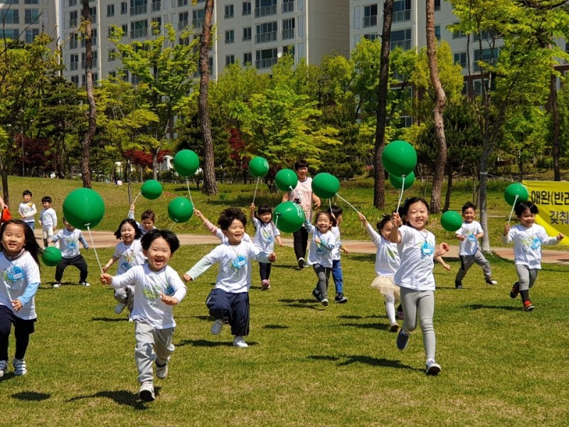 지난 2019년 충북오창 사랑으로 부영 어린이집에서 어린이날 행사를 하고 있는 모습. / 사진제공=부영그룹