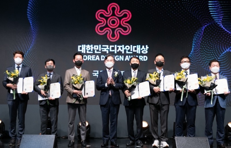 세븐일레븐이 '제 23회 대한민국 디자인대상' 디자인경영 기업, 단체 부문에서 국무총리 표창을 수상했다./사진제공=세븐일레븐