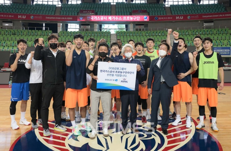 김태오 DGB금융그룹 회장(가운데 팻말 오른쪽)과 유도훈 한국가스공사 페가수스 프로농구선수단 감독(가운데 팻말 왼쪽) 및 선수들./사진=DGB금융그룹