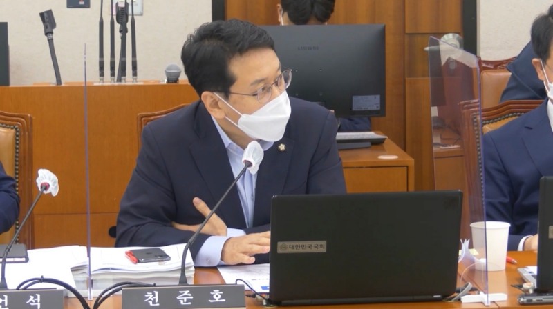 천준호 더불어민주당 의원이 질의하고 있다./사진제공=천준호 TV 유튜브 갈무리