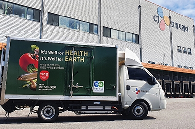 ▲ CJ프레시웨이 물류 창고와 전기차 모습. 사진 = CJ프레시웨이 홈페이지