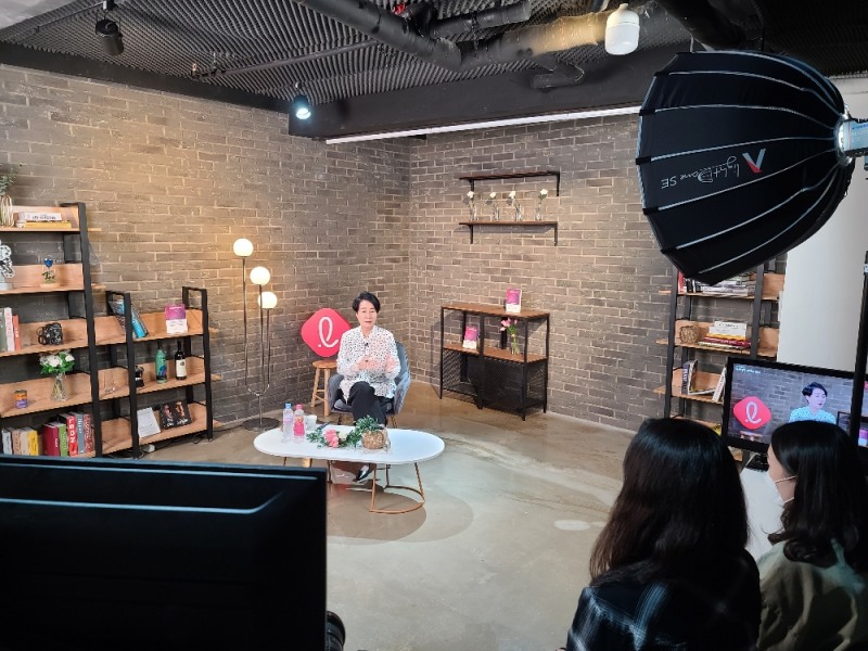 ’2021년 여성 인재 리더십 포럼’에 초청된 윤여순 박사가 강의를 하고 있다. / 사진제공=롯데건설