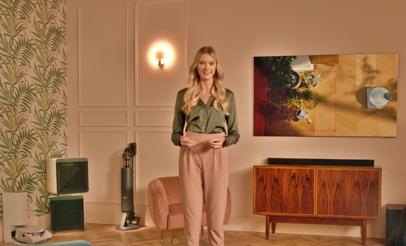 삼성전자 유럽총괄 직원이 12일(영국 현지시간) 온라인으로 진행된 버추얼 프레스콘퍼런스 ‘Life Unstoppable(멈추지 않는 일상) 2021’에서 비스포크 가전과 Neo QLED TV를 소개하고 있다. 사진=삼성전자