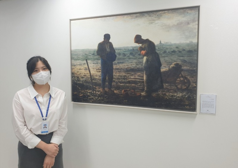 미술전을 감상 중인 JT저축은행 신입사원의 모습. /사진제공=JT저축은행