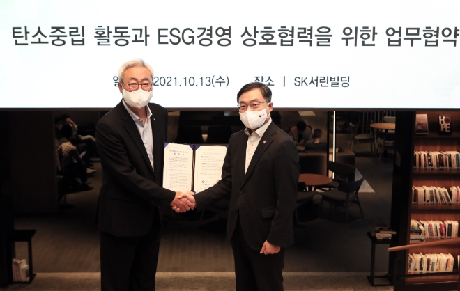 SK는 14일 산림청이 보유한 자원과 정보, 네트워크 및 관련 기술 등을 적극 활용해 국내외 산림사업을 발굴 및 이행하면서 ESG 경영 목표를 달성하는데 상호협력하는 것을 골자로 한 ‘탄소중립 활동과 ESG 경영 상호협력을 위한 업무협약’을 체결했다. 사진=SK그룹.