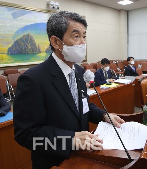 이동걸 산업은행 회장이 15일 국회 정무위원회 국정감사에서 구조조정 관리 중에 있는 해운 전문 업체 HMM이 여유자금 중 거액을 자금 지출 승인권자인 산업은행 정기예금에 맡긴 것을 두고 비판한 강민국 의원(국민의힘‧경남 진주시을) 질의에 해명하고 있다./사진=임지윤 기자