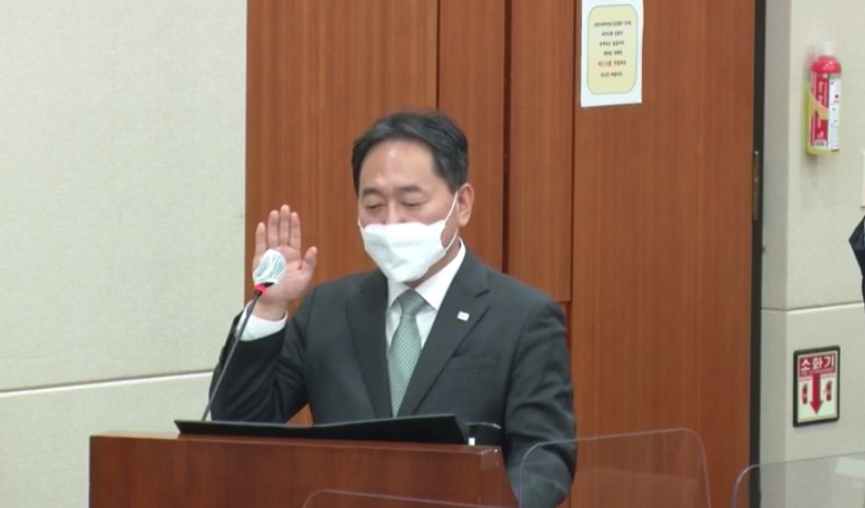 김태현 예금보험공사 사장이 18일 서울 여의도 국회에서 열린 정무위원회 국정감사에서 선서하고 있다./사진=국회