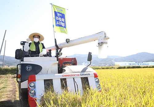 ▲ 충남의 벼 수확 현장을 방문 직접 벼를 수학하고 있다.