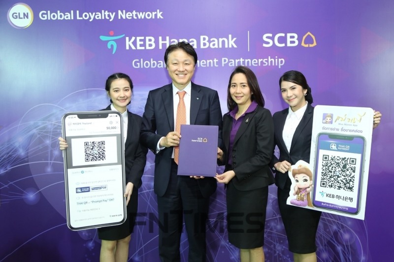 (왼쪽에서 두 번째부터) 한준성 GLN(Global Loyalty Network) 대표(전 하나금융 그룹디지털총괄 부사장과 아루라라타나 주티미타(Auraratana Jutimitta) 시암상업은행 소매금융담당 부행장이 지난 2019년 GLN 태국 결제를 위한 파트너십을 체결한 뒤 기념촬영하고 있는 모습./사진=하나금융지주