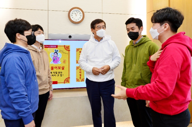 LG화학은 최고경영진과 MZ세대 젊은 직원이 서로의 멘토가 되어주는 프로그램인 ‘코멘토링(co-mentoring)’을 진행한다. 사진=LG화학.